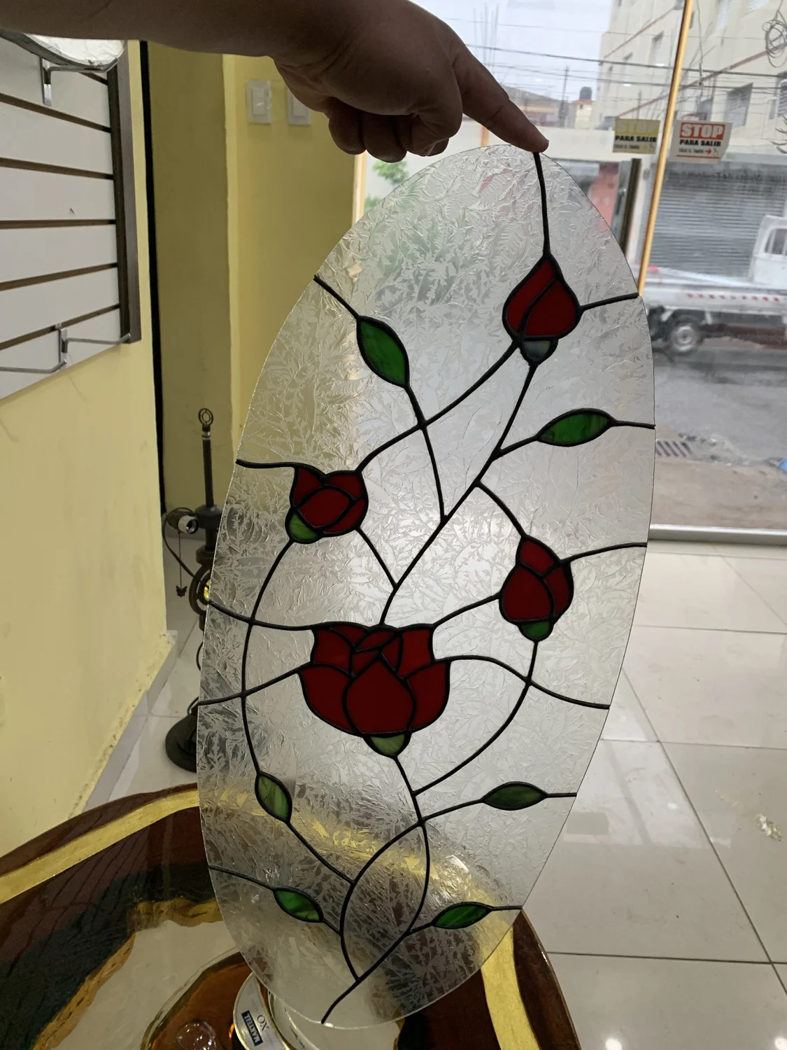 Vitral ovalado de ArteFusion Creativa con rosas rojas y hojas verdes